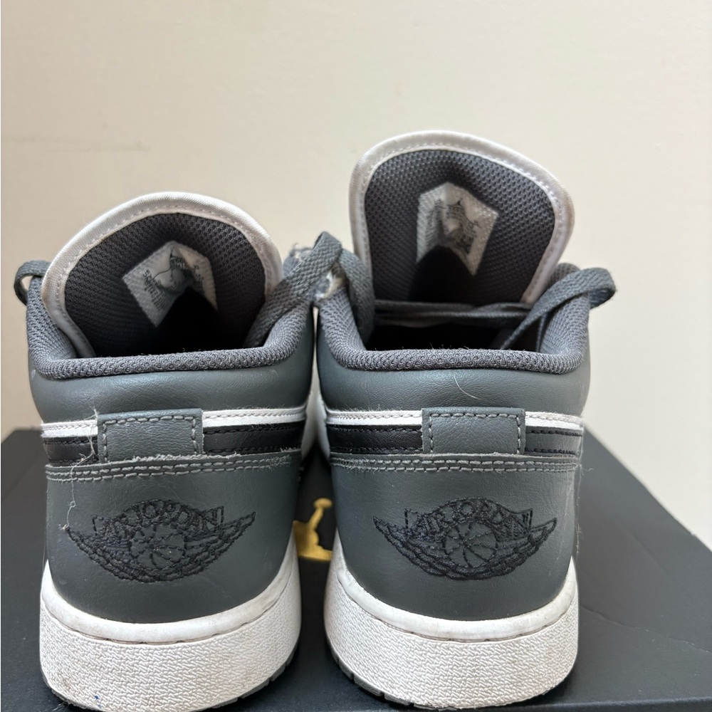 Nike Youth Black and White Sneakers - Picture 5 of 9